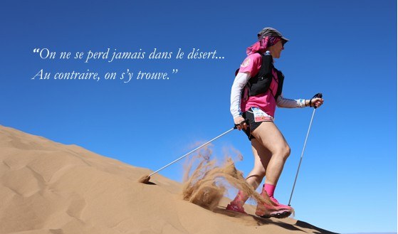 Cécile en train de courir dans le désert, ciel bleu et crêtes de sable.